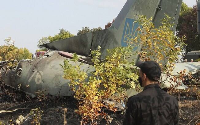 Os restos do avião militar ucraniano que caiu na sexta-feira (26) matando a maioria dos passageiros a bordo