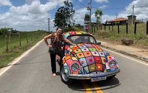 Artesã reveste Fusca com crochê e viraliza nas redes sociais; veja