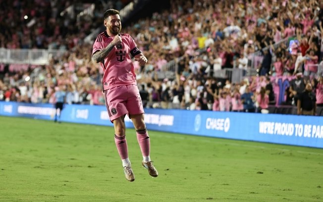 Lionel Messi comemora um de seus três gols pelo Inter Miami na vitória sobre o New England Revolution em 19 de outubro de 2024