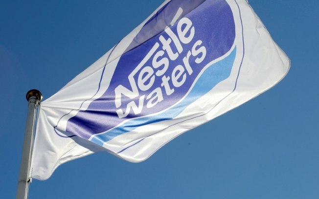 (Arquivo) Bandeira da empresa Nestlé Waters Supply é vista na entrada de sua fábrica em Vittel, no leste da França, no dia 19 de julho de 2010