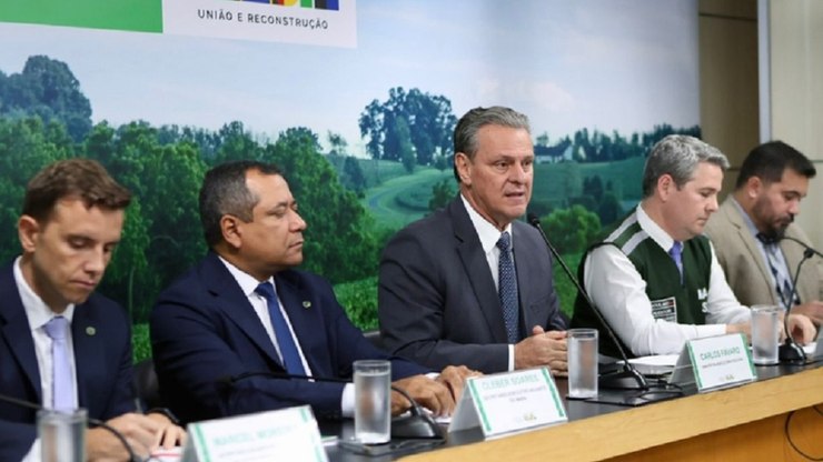 Ministro Carlos Fávaro garante que não há risco de contaminação por gripe aviária ao se consumir aves e ovos