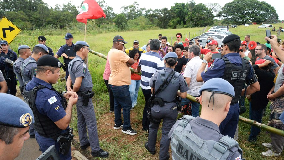 A ação, com apoio da Polícia Militar (PM), foi realizada após terem sido esgotadas todas as tentativas de negociação com os ocupantes.