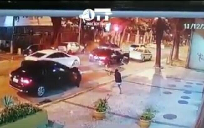 Um grupo de criminosos fuzilou o carro de um empresário, na Tijuca, durante um arrastão na noite desta terça-feira