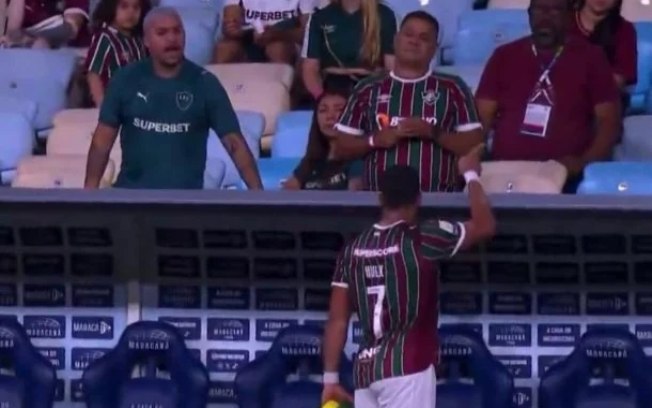 Hulk discutiu com torcedor após ser substituído