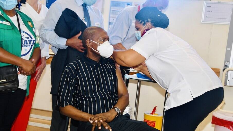Ministro da Saúde da África do Sul, Zweli Mkhize, sendo vacinado