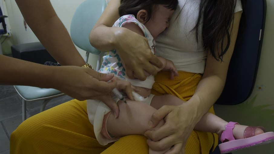 O governo federal havia distribuído as primeiras doses da chamada Pfizer Baby apenas para as crianças da faixa etária citada que tivessem alguma comorbidade.