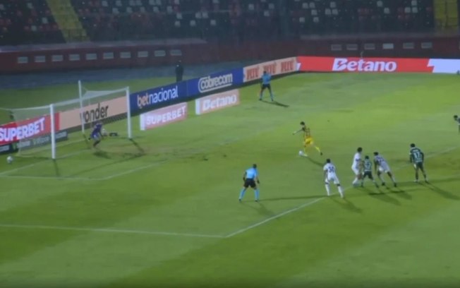 Goleiro Tadeu vai do inferno ao céu em vitória do Goiás Goleiro Tadeu vai do inferno ao céu em vitória do Goiás