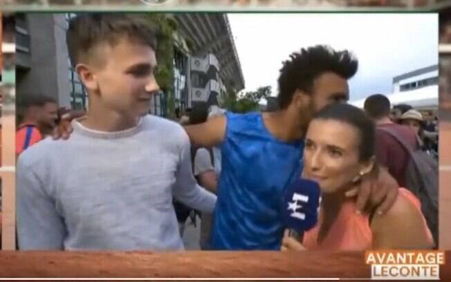 Tenista Maxime Hamou foi expulso de Roland Garros por beijar uma jornalista em entrevista