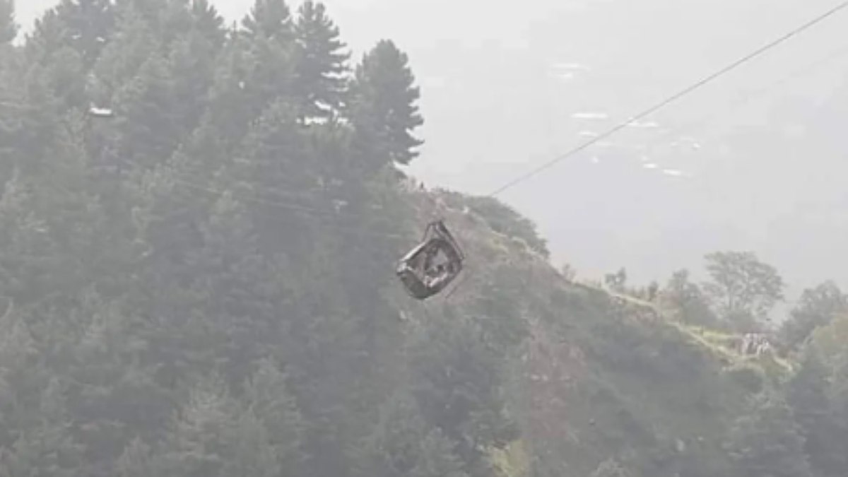 Crianças e adultos ficaram pendurados em teleférico após rompimento de cabo no Paquistão