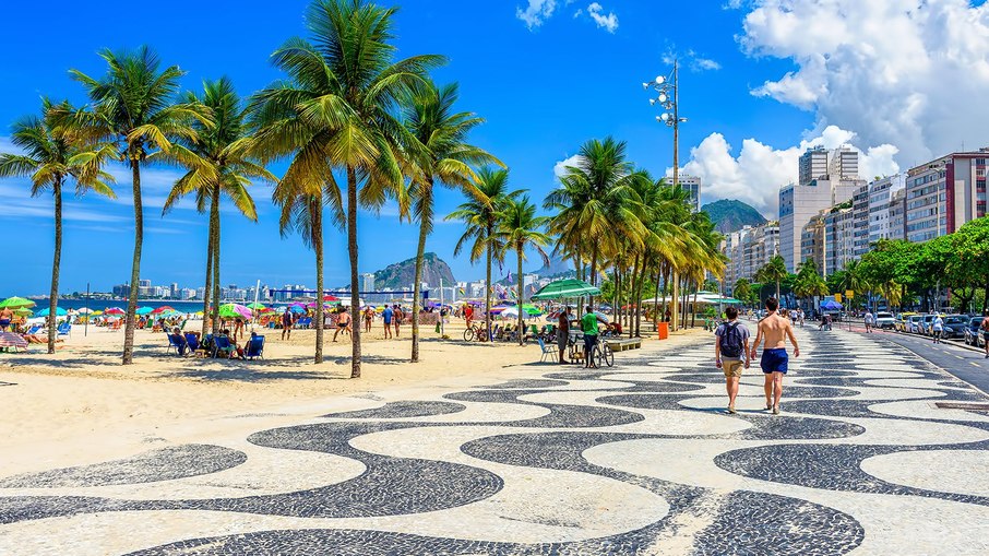 Um clássico do Rio de Janeiro, Copacabana atrai visitantes com sua famosa calçada, areias douradas e vibrante vida noturna.