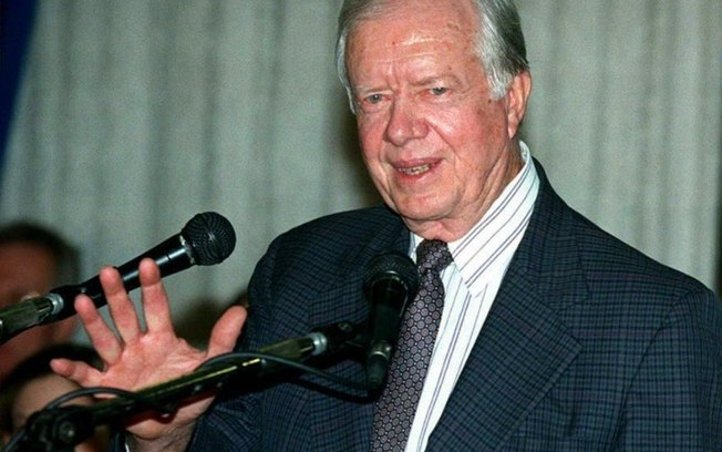 O ex-presidente americano Jimmy Carter fala à imprensa em Jerusalém em 18 de janeiro de 1996. Carter morreu aos 100 anos em sua terra natal, a Geórgia