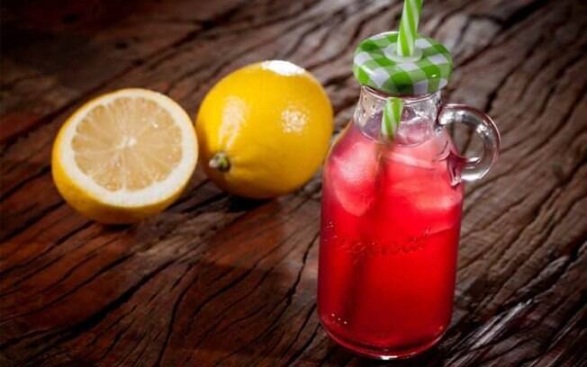 Pink lemonade: aprenda a fazer essa bebida refrescante