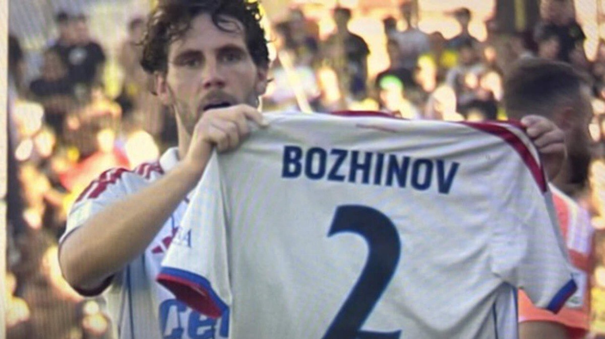 Jogador%20desmaia%20em%20campo%20e%20%C3%A9%20levado%20ao%20hospital