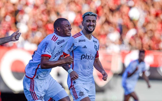 De La Cruz comemorando o gol contra o Atlético-GO De La Cruz comemorando o gol contra o Atlético-GO