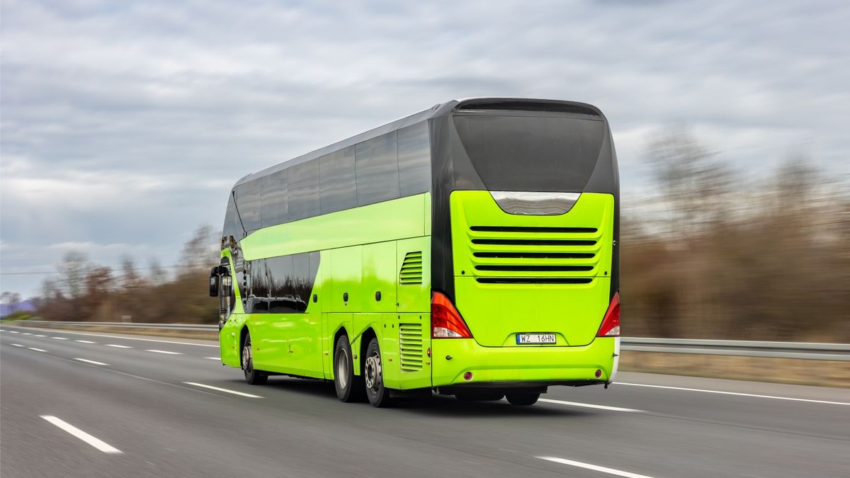 Ônibus de viagem na estrada Ônibus de viagem na estrada
