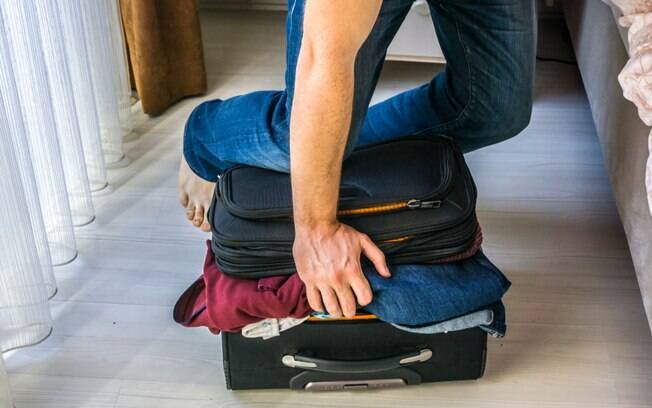 Arrumar a mala alguns dias antes da viagem é o mais indicado para evitar levar itens desnecessários para o destino Arrumar a mala alguns dias antes da viagem é o mais indicado para evitar levar itens desnecessários para o destino
