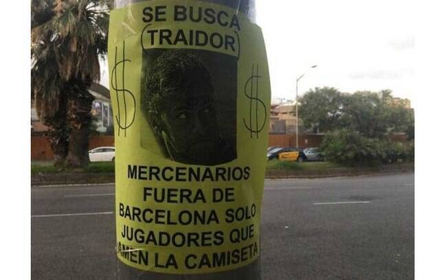 Cartaz amarelo de Neymar colocado em frente ao Camp Nou: 