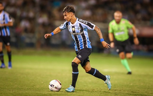 Ferreira volta a treinar com o elenco do Grêmio