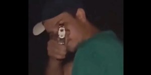 Homem filmado atirando na namorada é condenado a 19 anos
