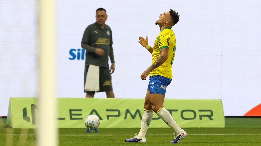Paulinho comemora gol contra Chapecoense