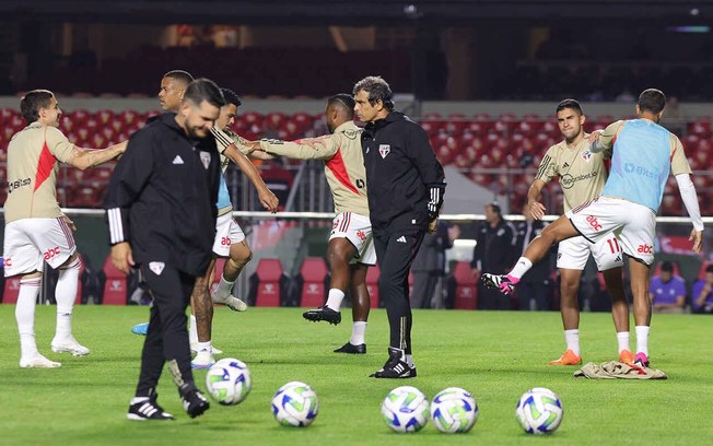 Milton Cruz como auxiliar na temporada passada e, agora, voltará a comandar o São Paulo interinamente 