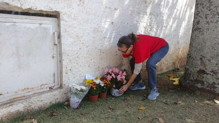 Ivonete Estavam, moradora de condomínio vizinho presta homenagem às vítimas