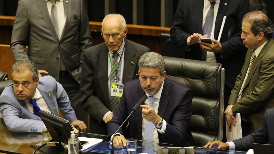 Arthur Lira e deputados durante sessão na Câmara