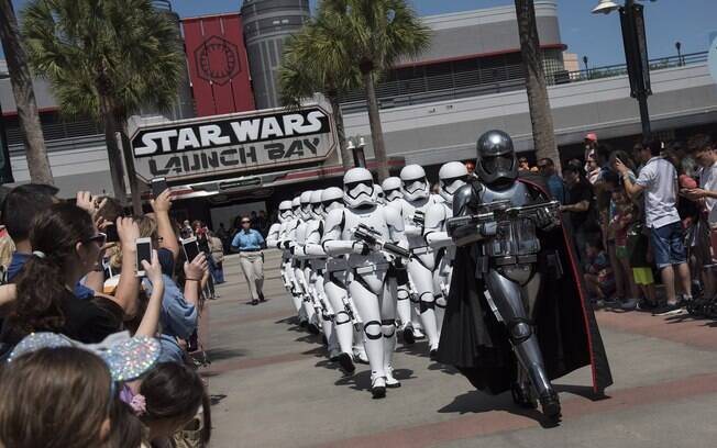 O Star Wars nos parques da Disney faz sucesso, e a atração 
