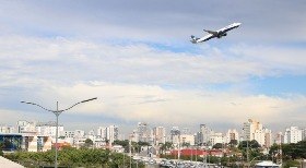 Companhias aéreas brasileiras cancelam voos para Argentina