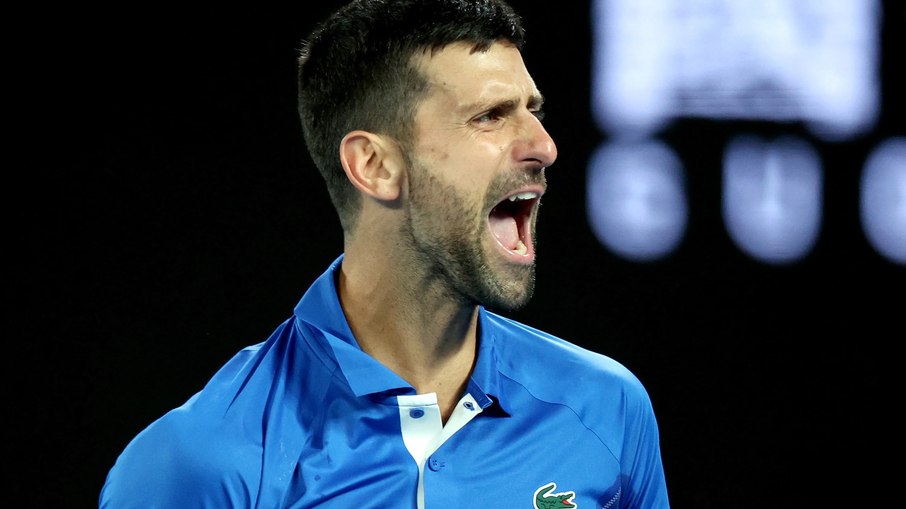 Djokovic desiste de Roland Garros por lesão no joelho