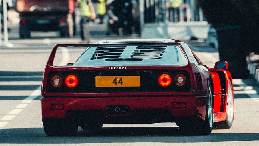 Traseira da Ferrari F40 de Hamilton exibe o número 44 durante aparição em Monza
