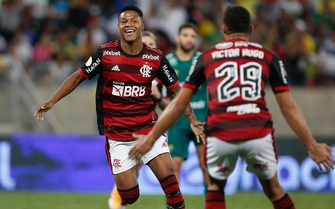 Flamengo encaminha renovação de Matheus França, diz jornalista