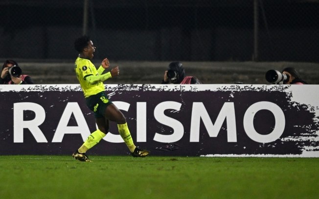 O atacante do Palmeiras Endrick comemora um gol marcado contra o Liverpool em jogo da Libertadores, no dia 9 de maio de 2024, em Montevidéu