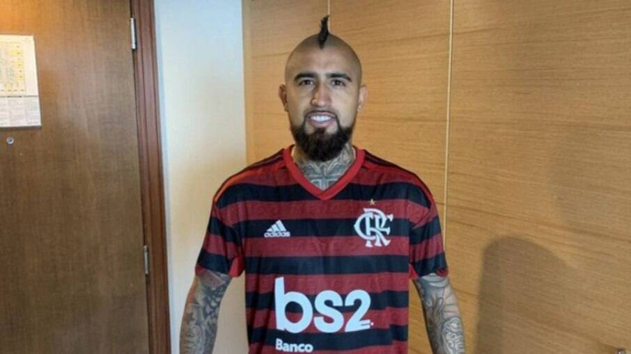 Vidal já posou com a camisa do Flamengo
