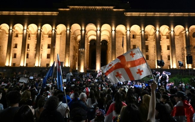 Manifestantes protestam em frente ao parlamento da Geórgia contra projeto de lei sobre 