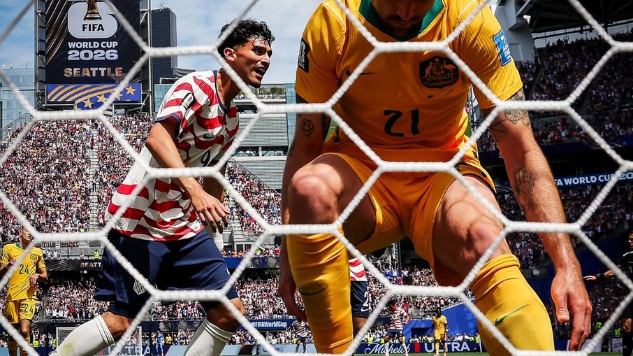 Cameron Burgess marca contra em lance que abriu o placar para os Estados Unidos contra a Austrália Cameron Burgess marca contra em lance que abriu o placar para os Estados Unidos contra a Austrália