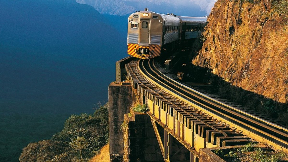 O trajeto de Curitiba até Morretes tem 70 km O trajeto de Curitiba até Morretes tem 70 km