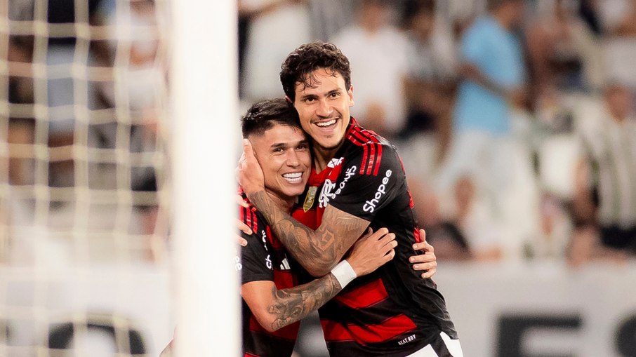 Abraço: Pedro deu assistência para Luiz Araújo marcar contra o Botafogo Abraço: Pedro deu assistência para Luiz Araújo marcar contra o Botafogo