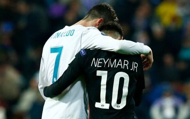 Cristiano Ronaldo abraça Neymar durante confronto entre Real Madrid e PSG