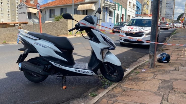 Homem fica ferido após ser atropelado por moto no Centro de Araraquara