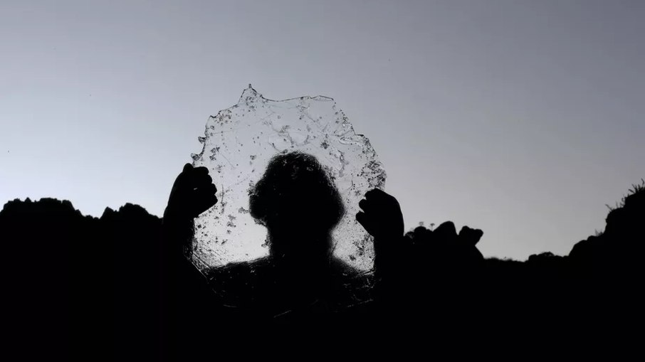 Homem segura placa de gelo formada pelas temperaturas negativas em Itatiaia