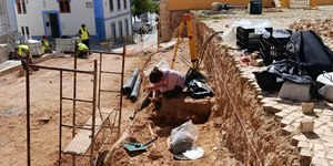 Descobertas ossadas de 12 corpos em reconstrução de igreja