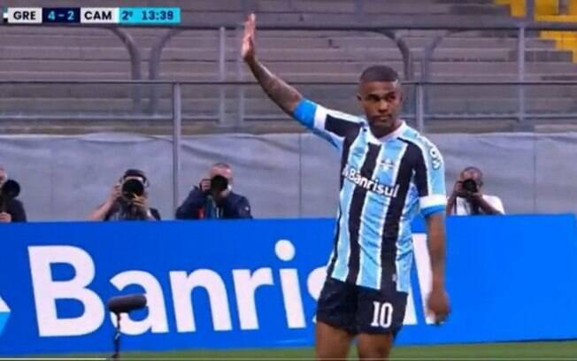 Tchauzinho de Douglas Costa no rebaixamento do Grêmio vira meme nas redes sociais