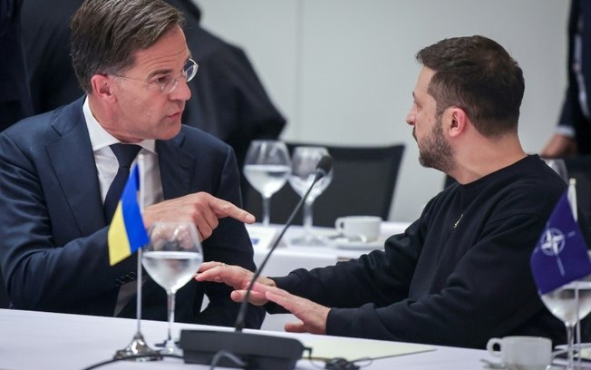 O presidente ucraniano Volodimir Zelensky (D) e o secretário-geral da Otan, Mark Rutte