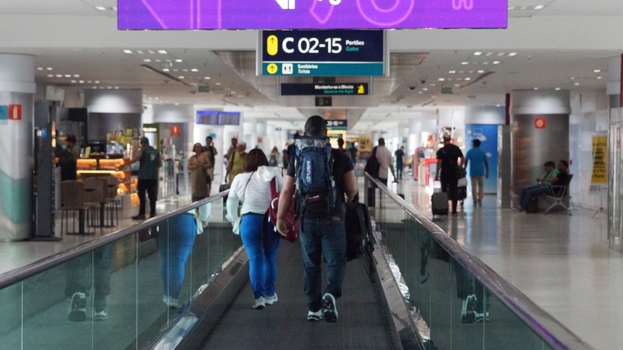 Passageiros no aeroporto de Viracopos, em Campinas