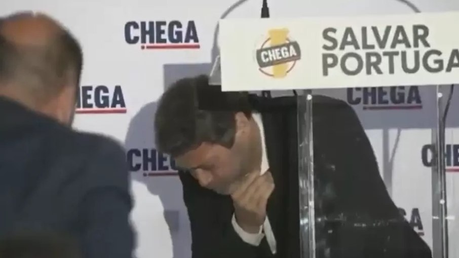 VÍDEO: líder de extrema direita de Portugal passa mal ao vivo VÍDEO: líder de extrema direita de Portugal passa mal ao vivo
