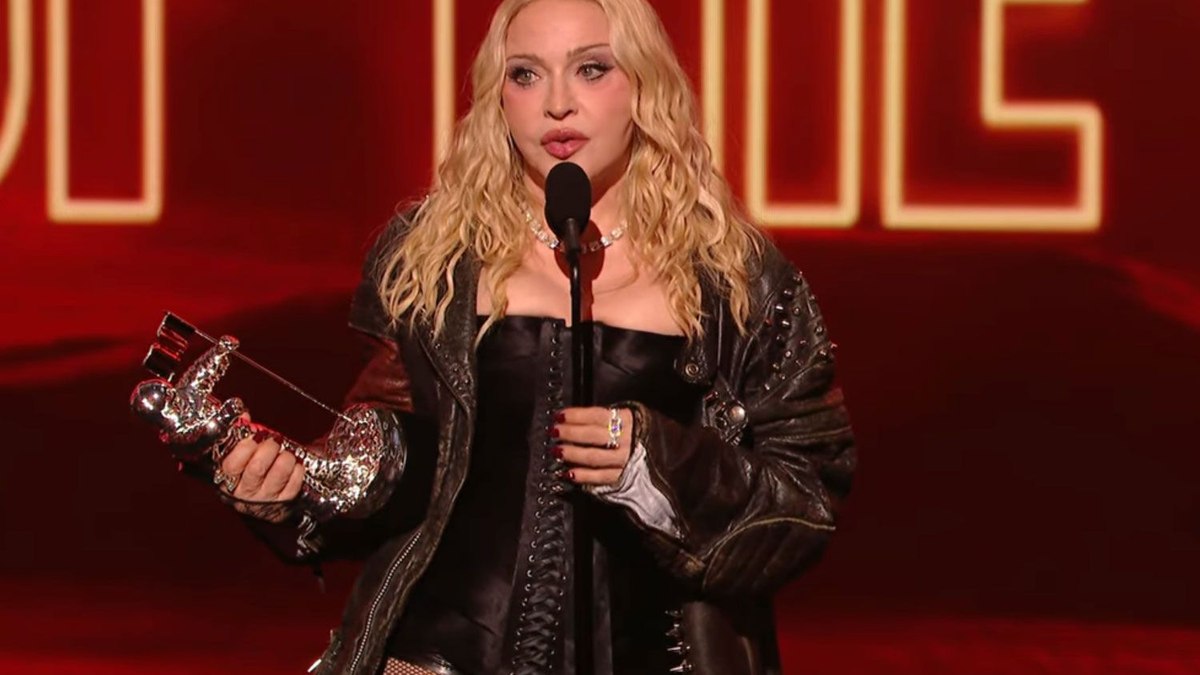 Madonna aceitando o prêmio de 'Artista do Ano' nos VMAs