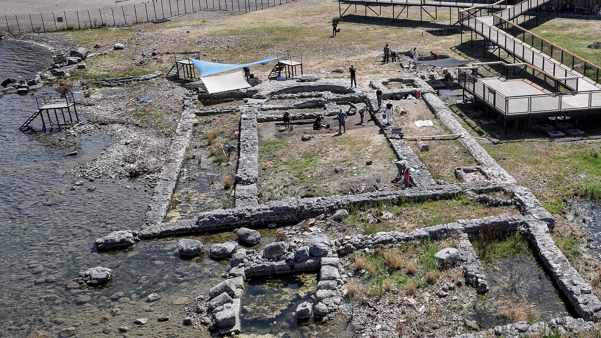 Igreja de 1700 anos foi encontrada totalmente submersa em lago Igreja de 1700 anos foi encontrada totalmente submersa em lago