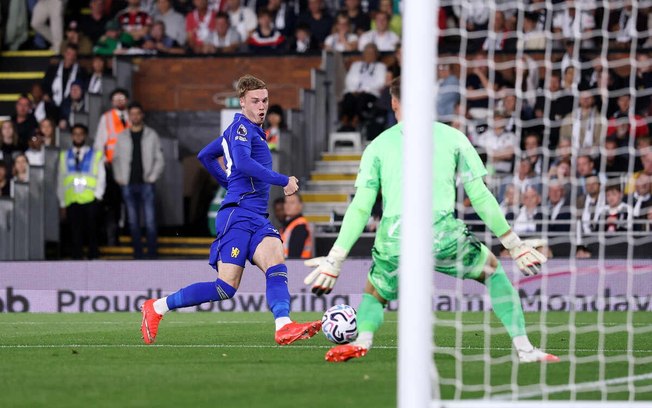 Jogadores do Chelsea comemoram o gol marcado por João Pedro na vitória sobre o Fulham