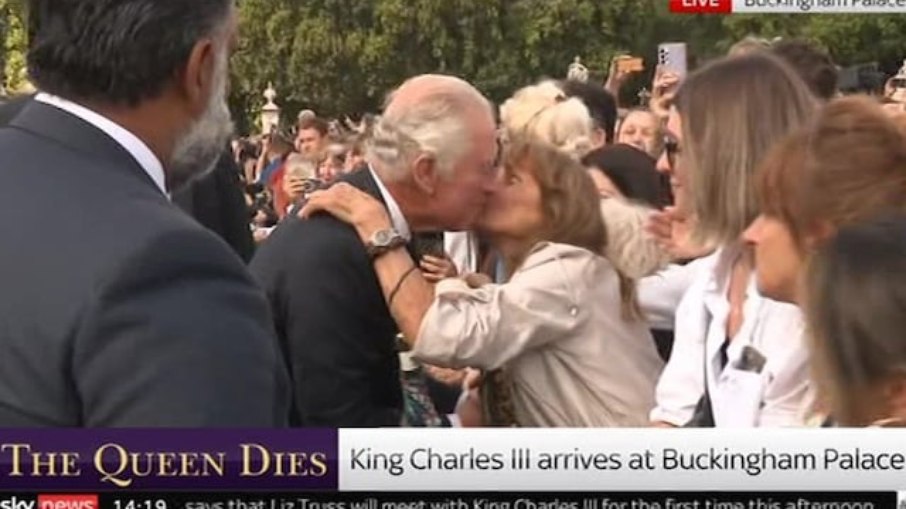 Rei Charles III é beijado no rosto por uma mulher ao cumprimentar o público na chegada em Londres